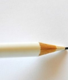 Comment et que pouvez-vous effacer un crayon sans gomme du papier peint