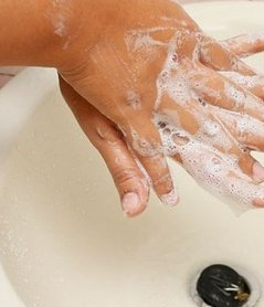 16 nejlepších způsobů, jak vyčistit manganistan draselný z rukou doma