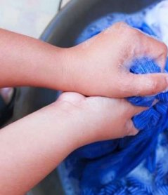 Hoe en wat haarverf thuis uit kleding wassen