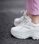 Hoe je witte sneakers goed verzorgt en een overzicht van verzorgingsproducten