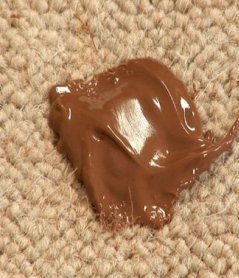 Jak rychle odstranit čokoládu z oblečení doma, prostředky a tipy