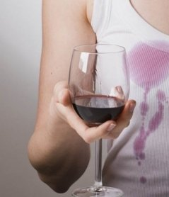 Comment et quoi laver le vin rouge des vêtements et des tissus blancs à la maison