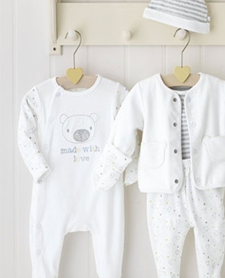 blanchir les vêtements de bébé