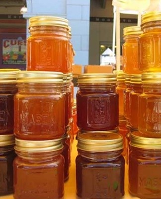 miel dans des pots en verre