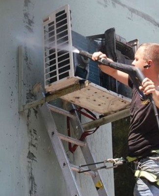 Stoomreiniging van de buitenunit van de airconditioner