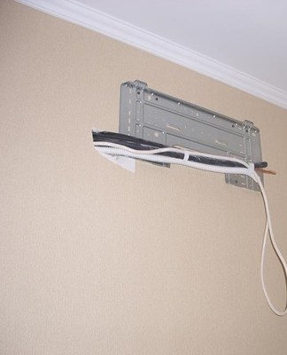 het proces van het installeren van een airconditioner in de slaapkamer