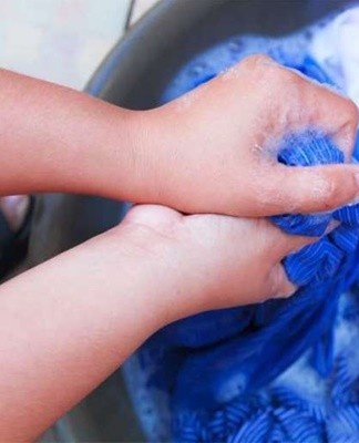 Hoe en wat haarverf thuis uit kleding wassen