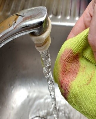 Probeer vlekken na het weken in koud water met sterke zeep te wassen.