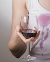 Comment et quoi laver le vin rouge des vêtements et des tissus blancs à la maison