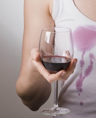 Comment et quoi laver le vin rouge des vêtements et des tissus blancs à la maison