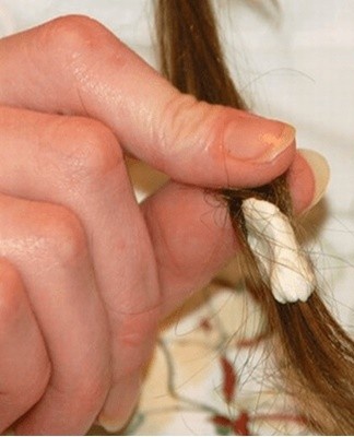 Après cinq minutes, vous pouvez retirer les restes avec un peigne et rincer vos cheveux.