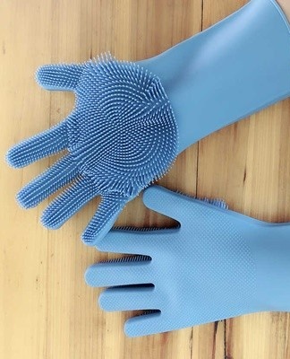 Les gants en silicone vous permettent de faire la vaisselle sans utiliser d'éponges