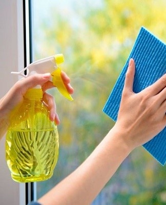 Een lepel ammoniak moet worden gemengd met een liter water en de ramen moeten worden gewassen met een doek gedrenkt in de samenstelling.