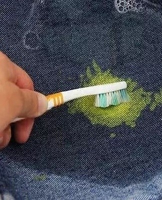 Pour enlever les taches de ce type de peinture, vous pouvez utiliser de la poudre dentifrice.