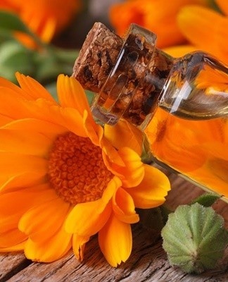 Verse of droge calendulabloemen (glas) worden met kokend water (liter) gegoten.