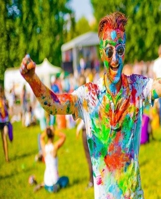 Généralement, des matériaux à base d'eau avec des colorants alimentaires sont utilisés lors du festival des peintures.