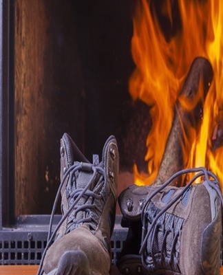 Le moyen le plus simple est de sécher rapidement vos bottes près du feu.