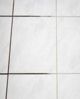 Comment et quoi nettoyer les carreaux de la salle de bain de la plaque à la maison pour qu'ils brillent