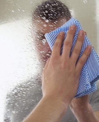 En raison de l'excès d'humidité, les carreaux et les miroirs de la salle de bain perdent de leur éclat.