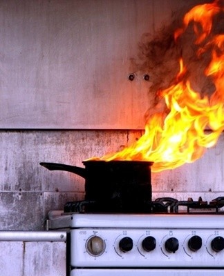 15 meilleures façons d'éliminer l'odeur de brûlé dans un appartement que de l'éliminer après un incendie