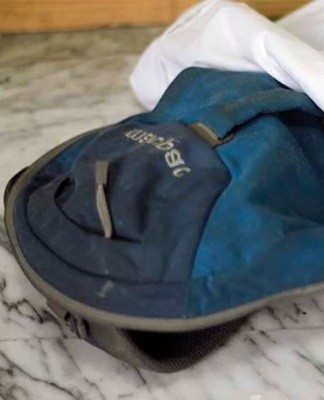 Le sac à dos est humidifié avec de l'eau à l'endroit de la contamination, de la poudre de moutarde est appliquée, frottée sur le tissu et laissée pendant 2 heures.