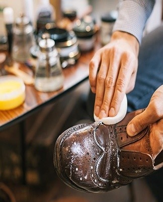 Soms worden washandjes en sponzen gebruikt om vuil van schoenen te verwijderen.