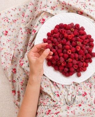 framboises sur une assiette