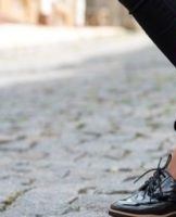 10 meilleurs remèdes pour nettoyer et frotter les rayures noires sur les chaussures