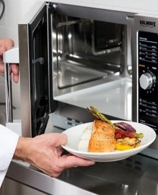 Les fours à micro-ondes modernes sont équipés d'un ventilateur qui fait circuler l'air chaud à travers la chambre de travail.