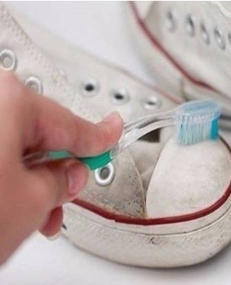 30 beste huismiddeltjes om witte sneakers snel schoon te maken