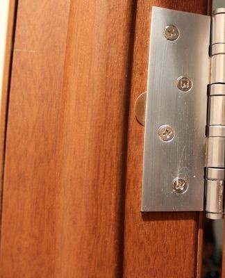 Instructions sur la façon de lubrifier les charnières de la porte sans retirer la porte à la maison