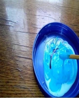 Afin de faire un slime menthe turquoise, recourez à la recette décrite ci-dessus avec du savon et du dentifrice.