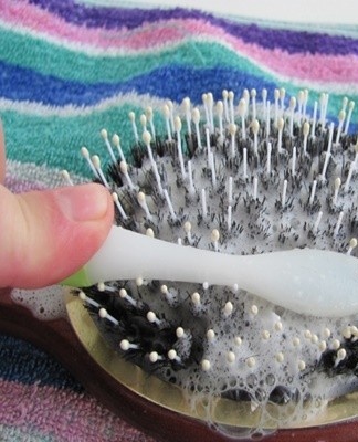 Les dents mal lavées sont nettoyées avec une brosse à dents trempée dans de la poudre de soude.