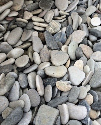 De petits cailloux, déposés au fond de la boîte, sont parfaitement perméables à l'eau.