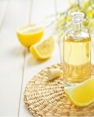 Le jus de citron mélangé à de la vodka aide à bien gérer l'odeur piquante de l'urine.