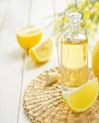 Une manière populaire bien connue de laver le réfrigérateur est l'eau acidifiée avec du jus de citron.