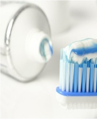 Il est préférable de laver et de frotter les parties blanches du réfrigérateur avec du dentifrice.