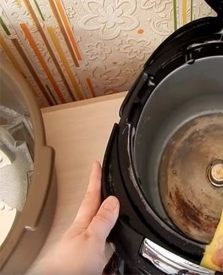 maak de multicooker schoon