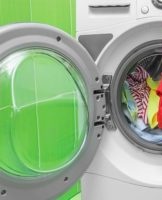 De redenen waarom de wasmachine van onderaf lekt en hoe de storing te verhelpen