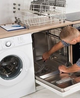 Stapsgewijze instructies voor het installeren van een vaatwasser in een afgewerkte keuken