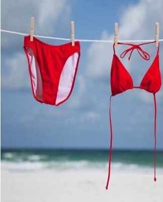 Il n'est pas rare qu'un maillot de bain contienne de l'huile et de la crème solaire utilisées sur la plage.