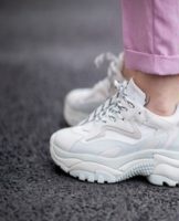 Hoe je witte sneakers goed verzorgt en een overzicht van verzorgingsproducten