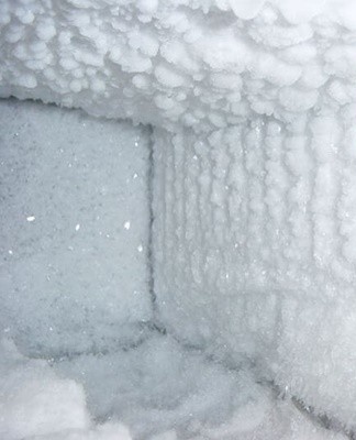 La formation de glace et de neige à l'arrière de la chambre est l'un des problèmes les plus courants.