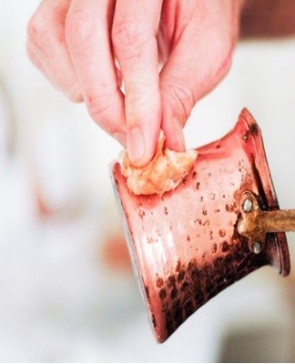 En cas de léger ternissement, la surface peut être traitée avec du savon liquide.