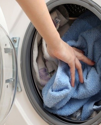 Si la fonction de détection de surcharge du tambour n'est pas disponible, un dysfonctionnement peut être causé par une trop forte pression du linge lourd.