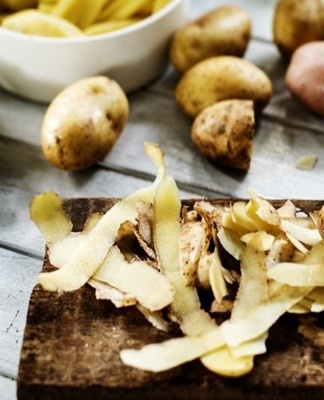 De schil die tijdens het schillen van de aardappel is verwijderd, wordt gewassen met water.