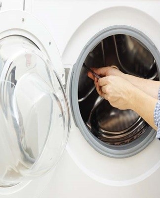 Parfois, des chocs caractéristiques lors de l'essorage apparaissent en raison d'une mauvaise installation de la machine à laver.