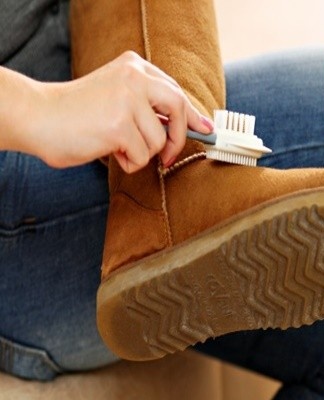 Les taches sont saupoudrées de talc afin qu'il recouvre complètement la saleté.