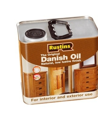 Danish Oil bevat een mix van natuurlijke oliën die diep in de houtlagen doordringen