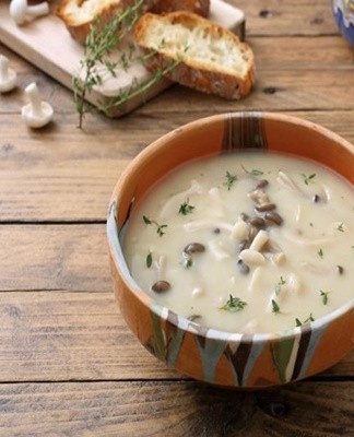 La soupe au lait préparée le matin peut rester au réfrigérateur, sans se gâter, jusqu'au soir au maximum.